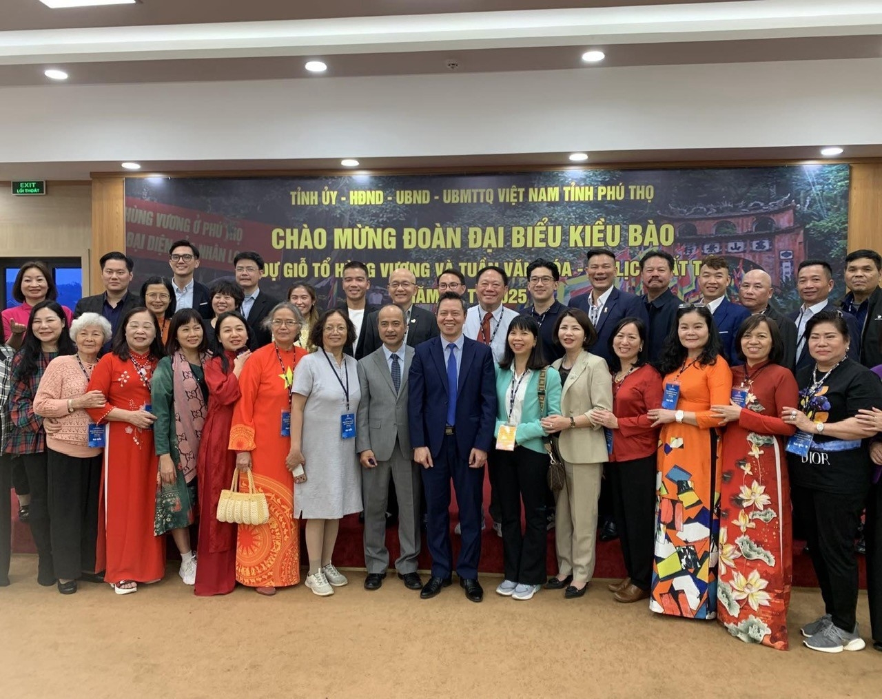 ຊາວຫວຽດນາມ ອາໄສຢູ່ຕ່າງປະເທດກັບຄືນເຂົ້າຮ່ວມພິທີໄຫວ້ບູຊາບັນພະບຸລຸດເຈົ້າຊີວິດຮຸ່ງ ແລະຊອກຫາກາລະໂອກາດລົງທຶນຢູ່ ຝູເຖາະ ແລະ ຕວຽນກວ່າງ