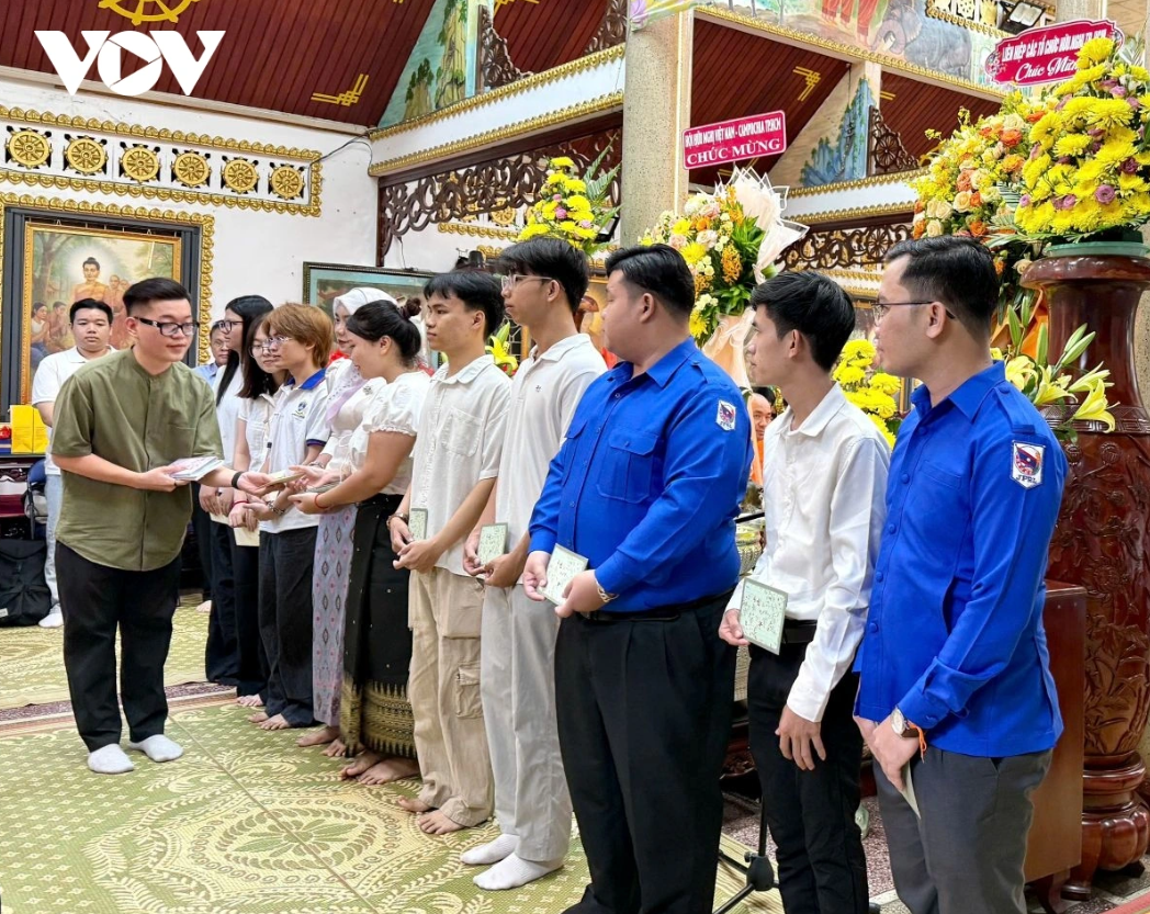 ນະຄອນ ໂຮ່ຈີມິນ ສະເຫຼີມສະຫຼອງບຸນປີໃໝ່ ກຳປູເຈຍ - ລາວ - ໄທ ຢ່າງຄຶກຄື້ນ
