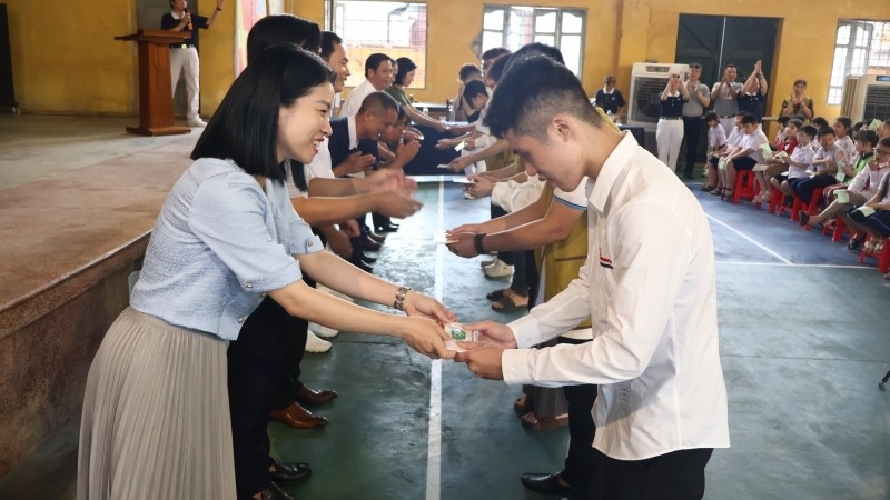 Tzu Chi ມອບທຶນການສຶກສາ 700 ທຶນ ໃຫ້ແກ່ນັກຮຽນ, ນັກສຶກສາ ຜູ້ທີ່ຫຍຸ້ງຍາກຢູ່ ຫາຍຟອງ