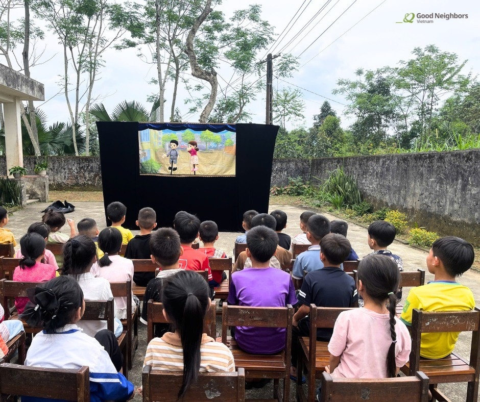 ນັກຮຽນຫຼາຍກວ່າ 1,800 ຄົນ ເຂົ້າຮ່ວມໂຄງການສຶກສາອົບຮົມກ່ຽວກັບສິດທິເດັກ