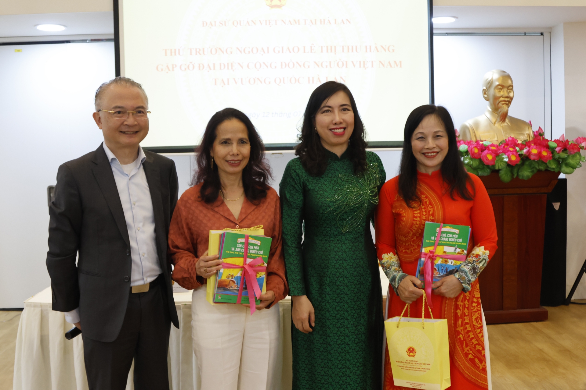 ຊາວຫວຽດນາມຢູ່ ໂຮນລັງ ດີໃຈກັບບັນດາຜົນງານຂອງຊາດ. ຊາວຫວຽດນາມຢູ່ ໂຮນລັງ ດີໃຈກັບບັນດາຜົນງານຂອງຊາດ.
