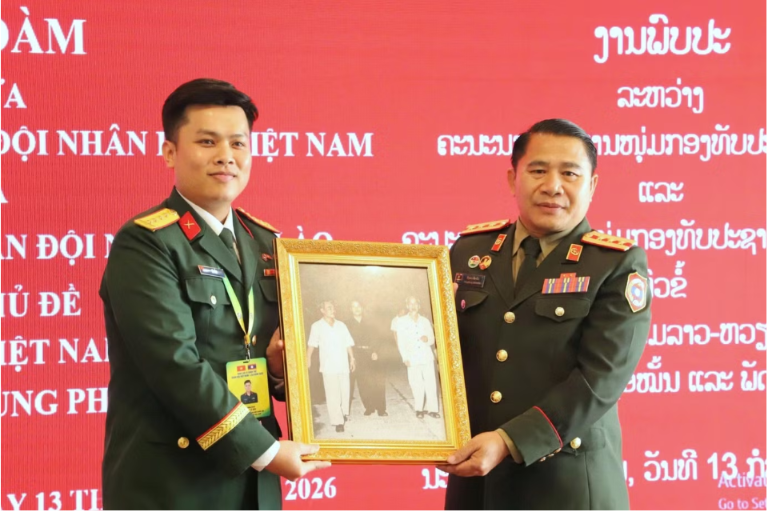ນາຍທະຫານໜຸ່ມ ຫວຽດນາມ - ລາວ ພ້ອມກັນມີຄວາມເຊື່ອໝັ້ນ, ພ້ອມກັນພັດທະນາ ນາຍທະຫານໜຸ່ມ ຫວຽດນາມ - ລາວ ພ້ອມກັນມີຄວາມເຊື່ອໝັ້ນ, ພ້ອມກັນພັດທະນາ
