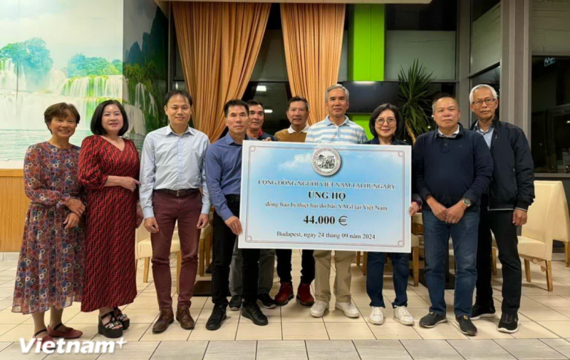 ຊາວຫວຽດນາມ ຢູ່ຮຸ່ງກາຣີ ໄດ້ບໍລິຈາກເງິນ 44,000 ເອີໂຣ ໃຫ້ປະຊາຊົນຊາວຫວຽດນາມ ທີ່ໄດ້ຮັບຜົນກະທົບຈາກພາຍຸນໍ້າຖ້ວມ ຊາວຫວຽດນາມ ຢູ່ຮຸ່ງກາຣີ ໄດ້ບໍລິຈາກເງິນ 44,000 ເອີໂຣ ໃຫ້ປະຊາຊົນຊາວຫວຽດນາມ ທີ່ໄດ້ຮັບຜົນກະທົບຈາກພາຍຸນໍ້າຖ້ວມ
