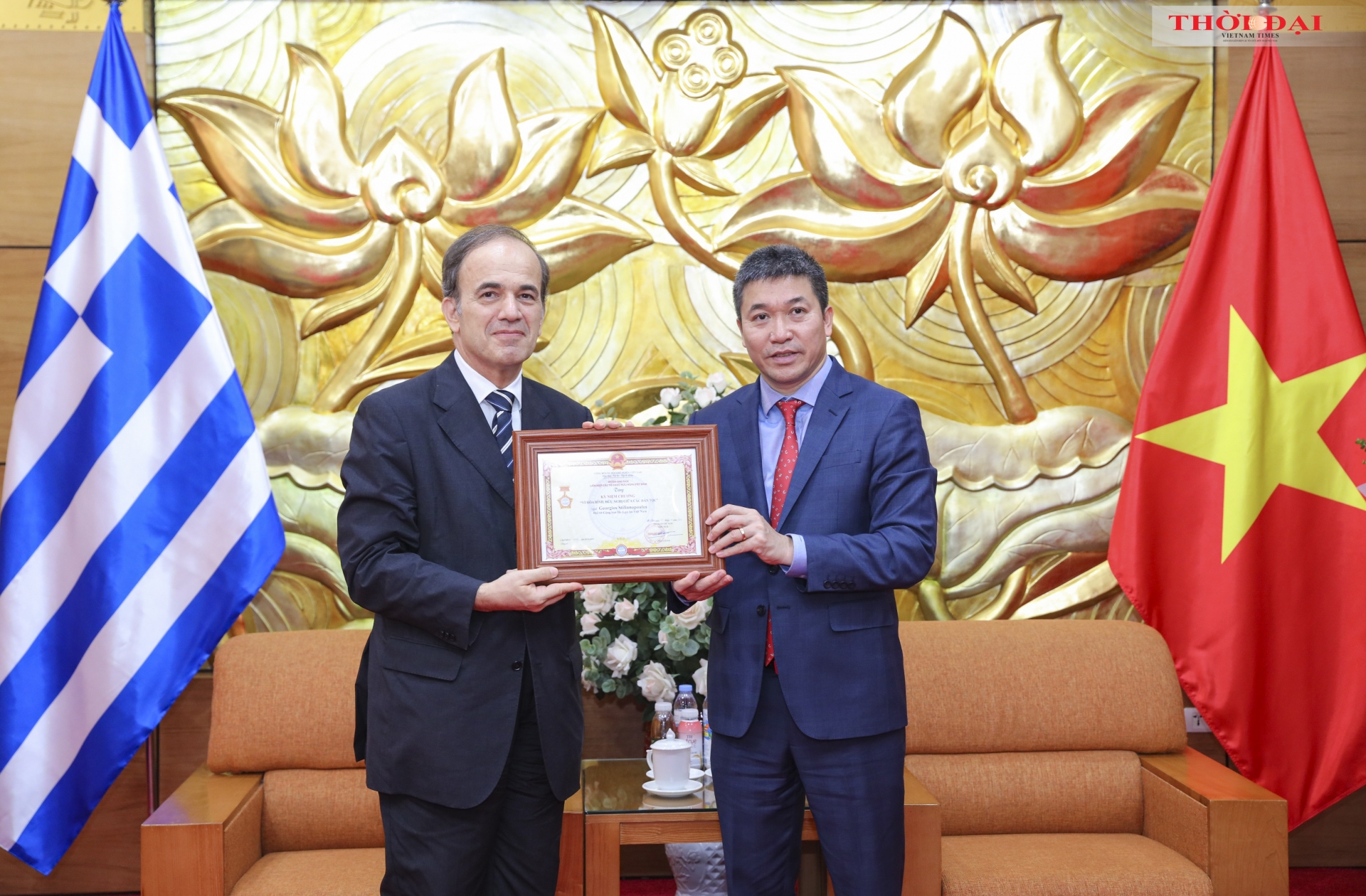 VUFO ໄດ້ມອບຫຼຽນກາ “ເພື່ອສັນຕິພາບ ແລະ ມິດຕະພາບລະຫວ່າງປະຊາຊົນ” ໃຫ້ແກ່ທ່ານເອກອັກຄະລັດຖະທູດ ເກຣັກ ປະຈຳ ຫວຽດນາມ VUFO ໄດ້ມອບຫຼຽນກາ “ເພື່ອສັນຕິພາບ ແລະ ມິດຕະພາບລະຫວ່າງປະຊາຊົນ” ໃຫ້ແກ່ທ່ານເອກອັກຄະລັດຖະທູດ ເກຣັກ ປະຈຳ ຫວຽດນາມ
