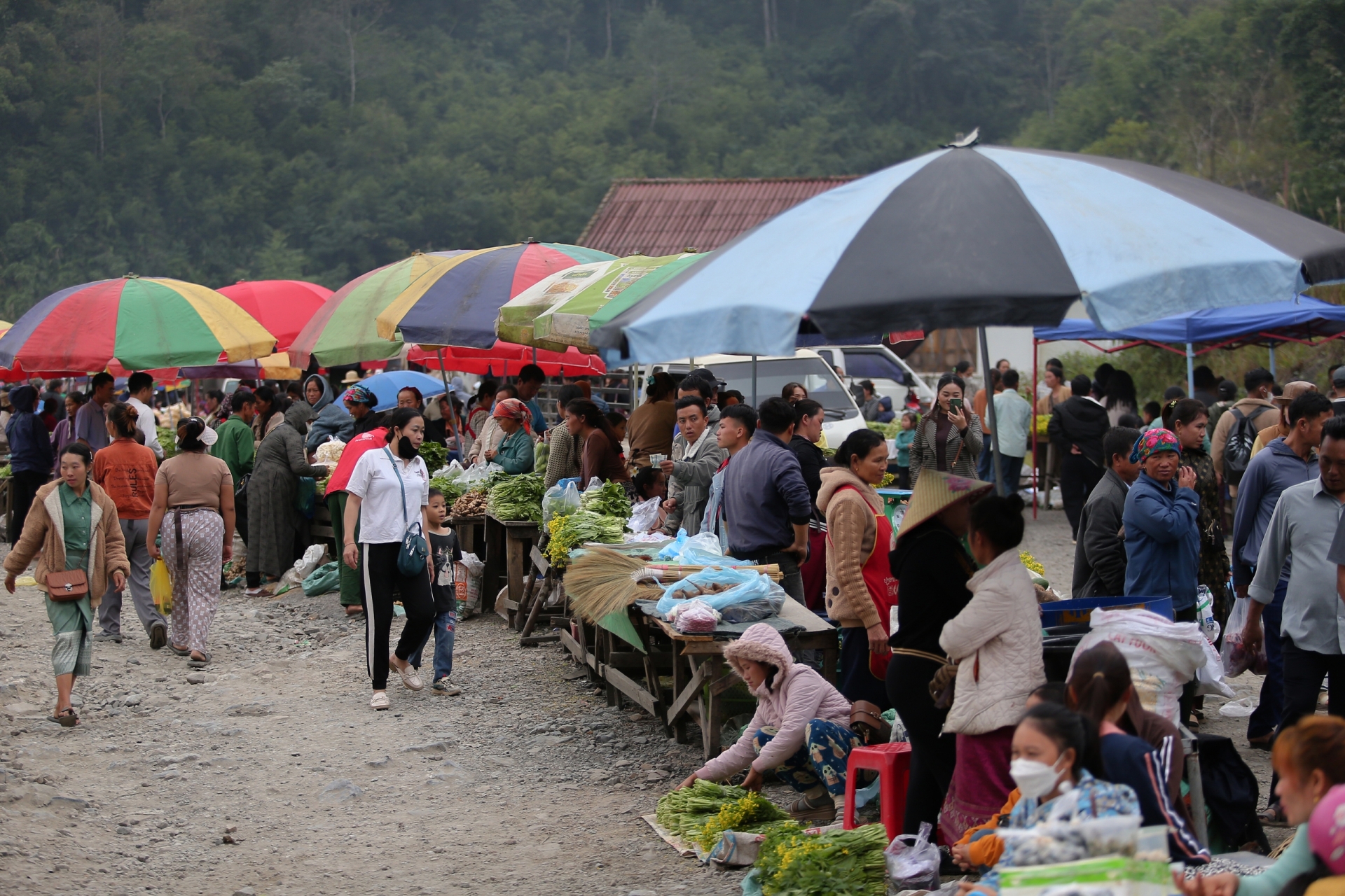 ຕະຫຼາດນັດທີ່ຄຶກຄັກຢູ່ຊາຍແດນ ຫຽດນາມ - ລາວ ຕະຫຼາດນັດທີ່ຄຶກຄັກຢູ່ຊາຍແດນ ຫຽດນາມ - ລາວ