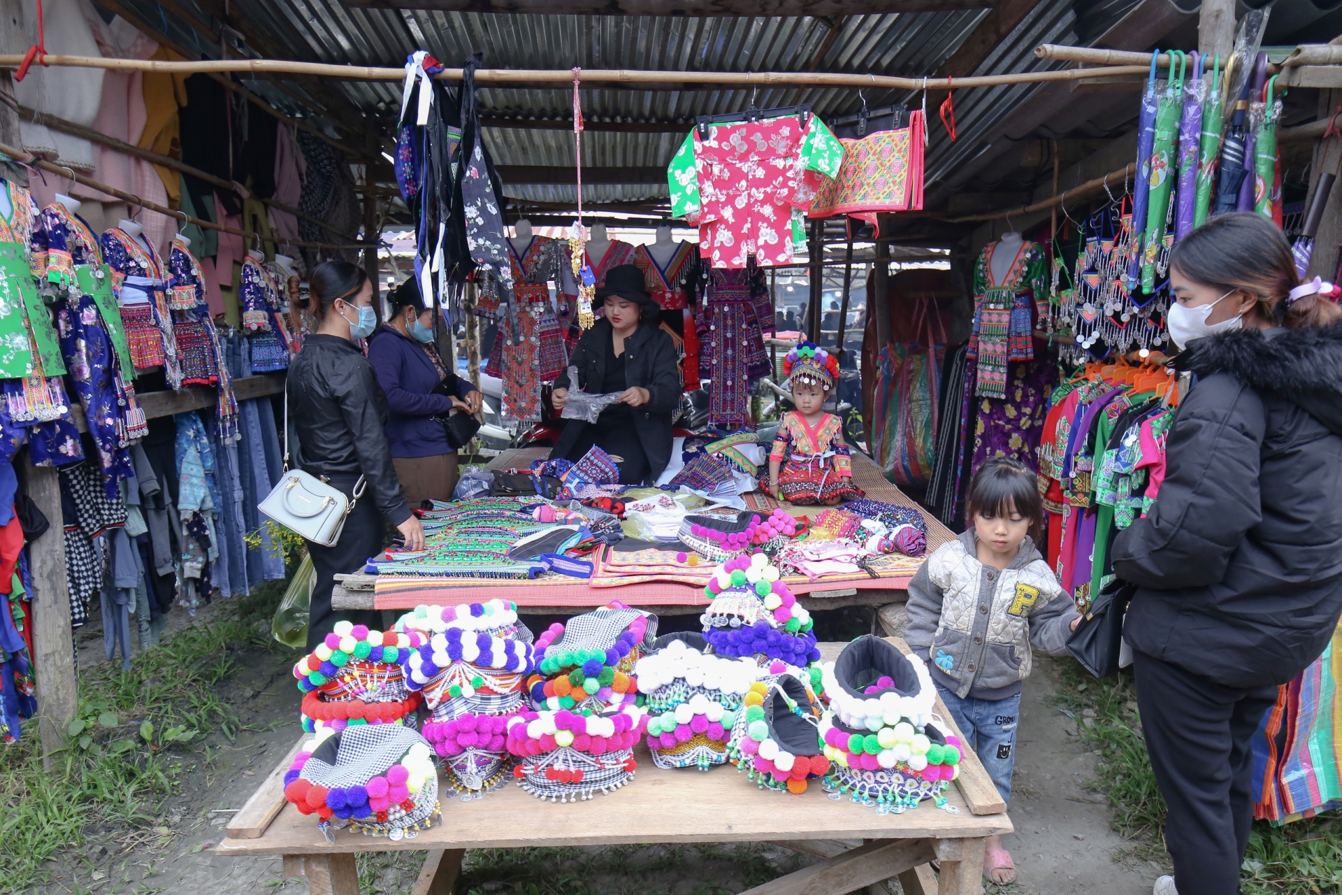 ຕະຫຼາດນັດທີ່ຄຶກຄັກຢູ່ຊາຍແດນ ຫຽດນາມ - ລາວ ຕະຫຼາດນັດທີ່ຄຶກຄັກຢູ່ຊາຍແດນ ຫຽດນາມ - ລາວ