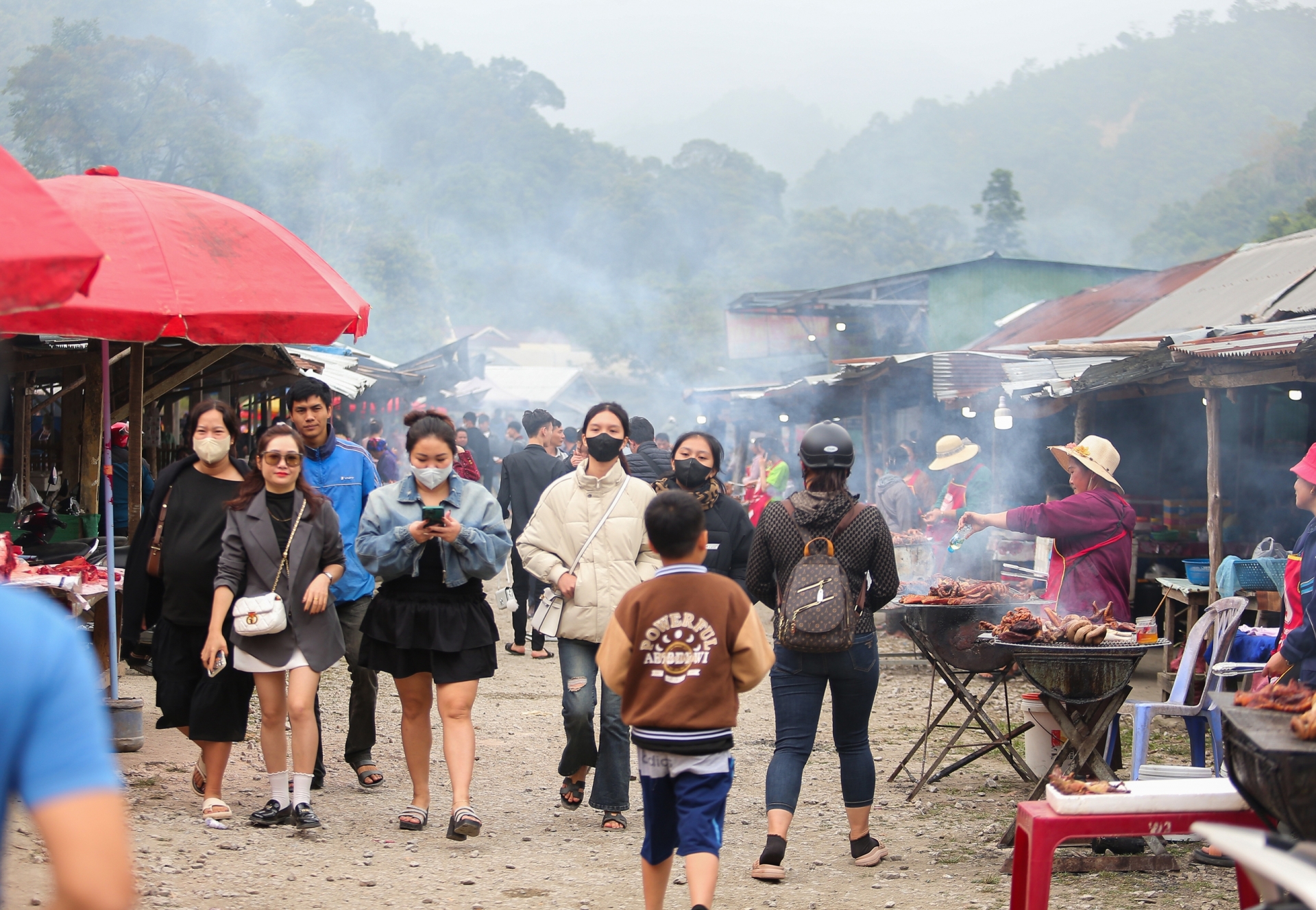 ຕະຫຼາດນັດທີ່ຄຶກຄັກຢູ່ຊາຍແດນ ຫຽດນາມ - ລາວ ຕະຫຼາດນັດທີ່ຄຶກຄັກຢູ່ຊາຍແດນ ຫຽດນາມ - ລາວ