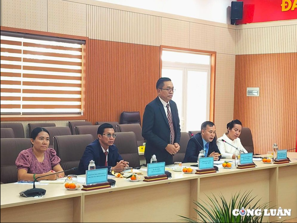 ສະຖາບັນການເມືອງເຂດ II ຕ້ອນຮັບ ແລະ ເຮັດວຽກກັບຄະນະຜູ້ແທນໂຮງຮຽນການເມືອງ - ການປົກຄອງ ແຂວງ ຈໍາປາສັກ, ລາວ ສະຖາບັນການເມືອງເຂດ II ຕ້ອນຮັບ ແລະ ເຮັດວຽກກັບຄະນະຜູ້ແທນໂຮງຮຽນການເມືອງ - ການປົກຄອງ ແຂວງ ຈໍາປາສັກ, ລາວ