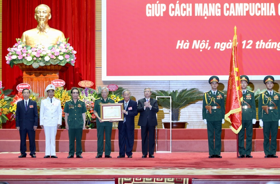 Lực lượng chuyên gia Việt Nam giúp Campuchia đón nhận Huân chương Sao Vàng luc luong chuyen gia viet nam giup campuchia don nhan huan chuong sao vang