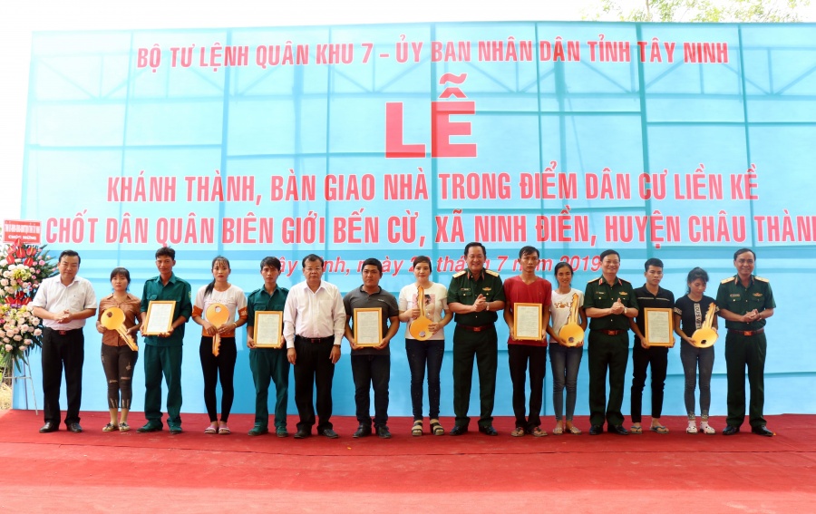 Điểm dân cư liền kề chốt biên giới - Hậu phương vững chắc bảo vệ chủ quyền diem dan cu lien ke chot bien gioi hau phuong vung chac bao ve chu quyen
