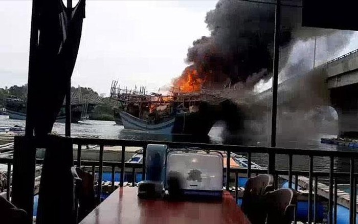 Quảng Ngãi: Tàu cá bị "bà hoả" thiêu rụi khi chuẩn bị ra khơi quang ngai tau ca bi ba hoa thieu rui khi chuan bi vuon khoi