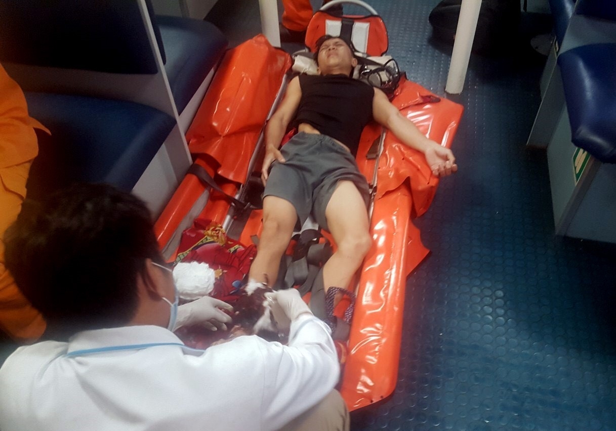 Cấp cứu kịp thời ngư dân nguy kịch trên vùng biển quần đảo Hoàng Sa cap cuu kip thoi ngu dan nguy kich tren vung bien quan dao hoang sa
