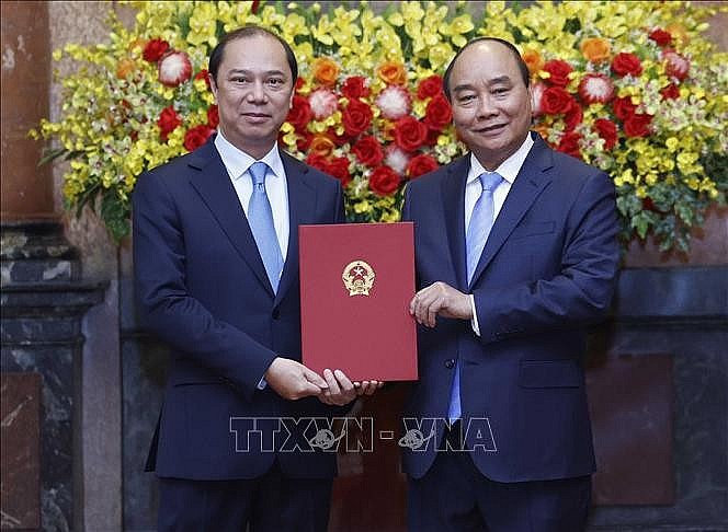 Chủ tịch nước Nguyễn Xuân Phúc trao Quyết định bổ nhiệm Đại sứ Việt Nam tại các nước Chủ tịch nước Nguyễn Xuân Phúc trao Quyết định bổ nhiệm Đại sứ Việt Nam tại các nước