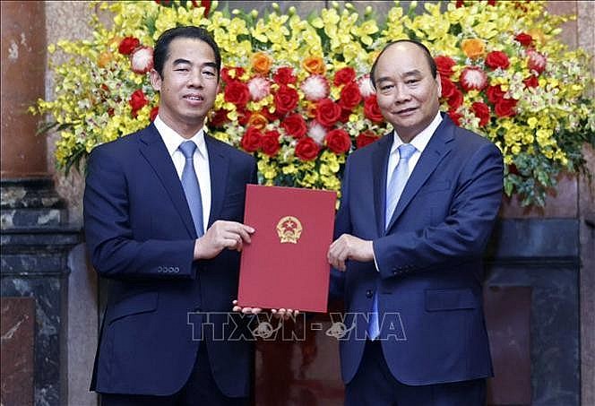 Chủ tịch nước Nguyễn Xuân Phúc trao Quyết định bổ nhiệm Đại sứ Việt Nam tại các nước Chủ tịch nước Nguyễn Xuân Phúc trao Quyết định bổ nhiệm Đại sứ Việt Nam tại các nước