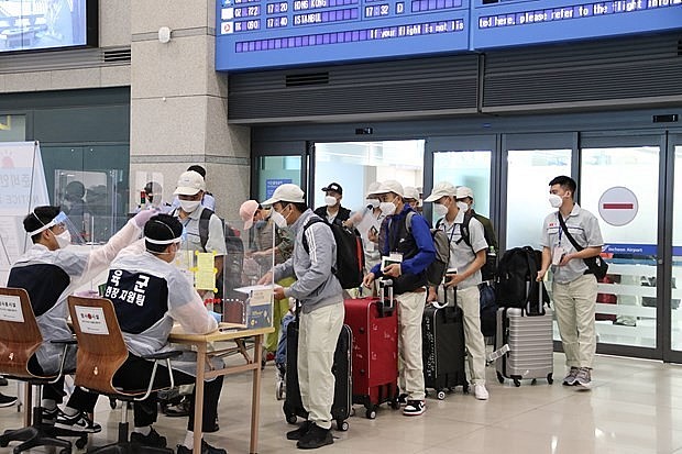 Lao động Việt Nam làm thủ tục nhập cảnh tại sân bay Incheon, Hàn Quốc. (Nguồn: TTXVN) Lao động Việt Nam làm thủ tục nhập cảnh tại sân bay Incheon, Hàn Quốc. (Nguồn: TTXVN)