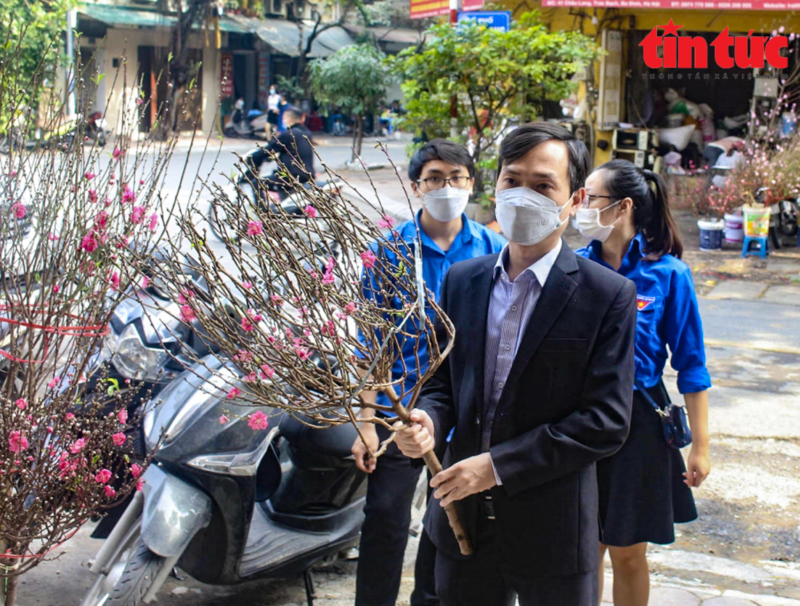 Hà Nội: Mang đào Tết đến tận nhà cho các F0 Chú thích ảnh
