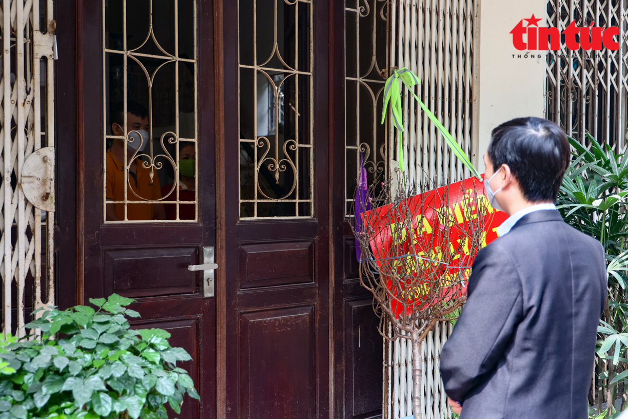 Hà Nội: Mang đào Tết đến tận nhà cho các F0 Chú thích ảnh