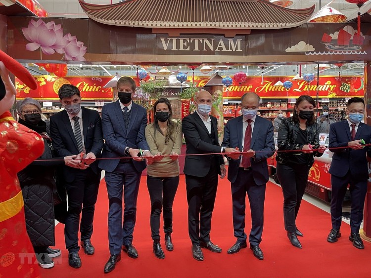 Đại sứ Việt Nam tại Pháp cùng lãnh đạo Tập đoàn Carrefour và thành phố Ormesson cắt băng khai trương Tuần lễ Tết Nguyên đán Việt Nam tại chuỗi siêu thị Carrefour. Ảnh: Thu Hà/TTXVN Đại sứ Việt Nam tại Pháp cùng lãnh đạo Tập đoàn Carrefour và thành phố Ormesson cắt băng khai trương Tuần lễ Tết Nguyên đán Việt Nam tại chuỗi siêu thị Carrefour. Ảnh: Thu Hà/TTXVN