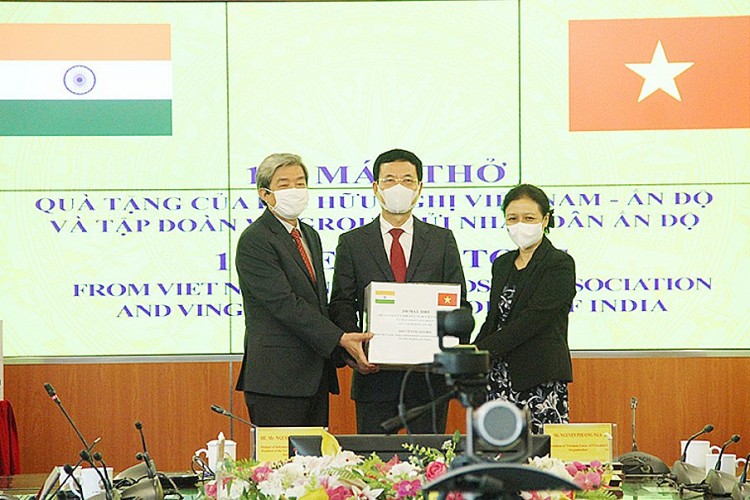 Bộ trưởng Bộ Thông tin và Truyền thông, Chủ tịch Hội Hữu nghị Việt Nam - Ấn Độ Nguyễn Mạnh Hùng (giữa) trao tặng 100 máy thở cho nhân dân Ấn Độ. Bộ trưởng Bộ Thông tin và Truyền thông, Chủ tịch Hội Hữu nghị Việt Nam - Ấn Độ Nguyễn Mạnh Hùng (giữa) trao tặng 100 máy thở cho nhân dân Ấn Độ.