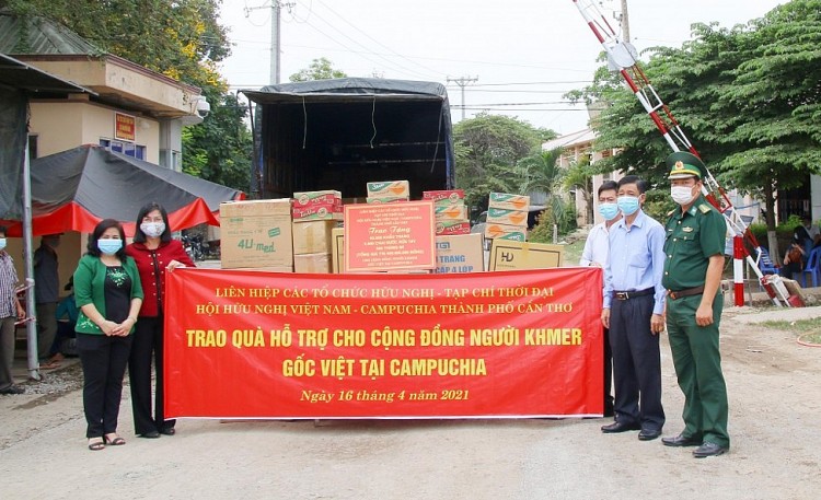 Tăng cường hoạt động hỗ trợ nhân đạo qua kênh ngoại giao Tăng cường hoạt động hỗ trợ nhân đạo qua kênh ngoại giao