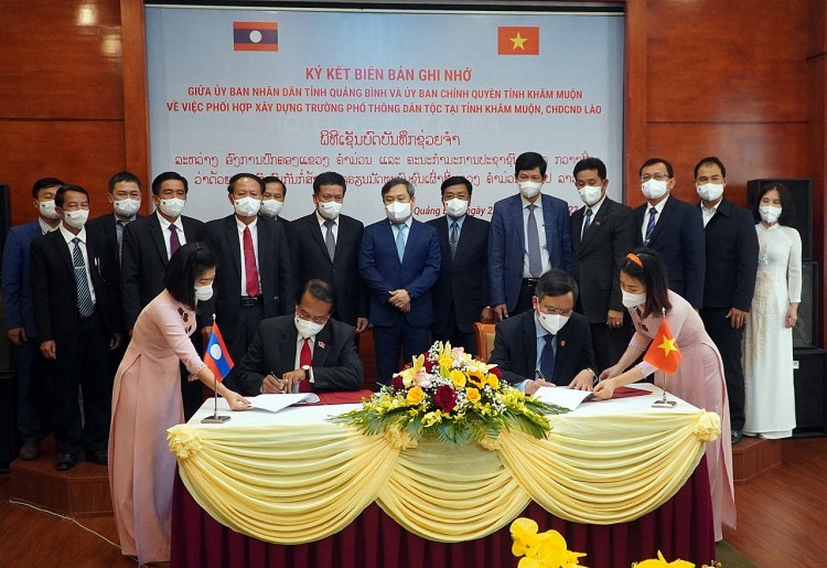 Đồng chí Bí thư, Tỉnh trưởng tỉnh Khăm Muộn Văn-xay Phong-sạ-vẳn và đồng chí Chủ tịch UBND tỉnh Quảng Bình Trần Thắng ký kết Biên bản ghi nhớ Đồng chí Bí thư, Tỉnh trưởng tỉnh Khăm Muộn Văn-xay Phong-sạ-vẳn và đồng chí Chủ tịch UBND tỉnh Quảng Bình Trần Thắng ký kết Biên bản ghi nhớ