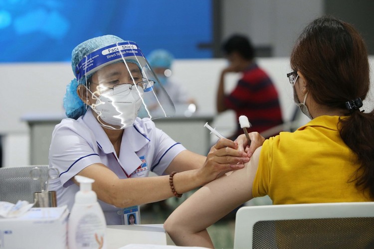 Tiêm chủng vắc-xin Covid-19 cho người dân ( Ảnh minh họa )