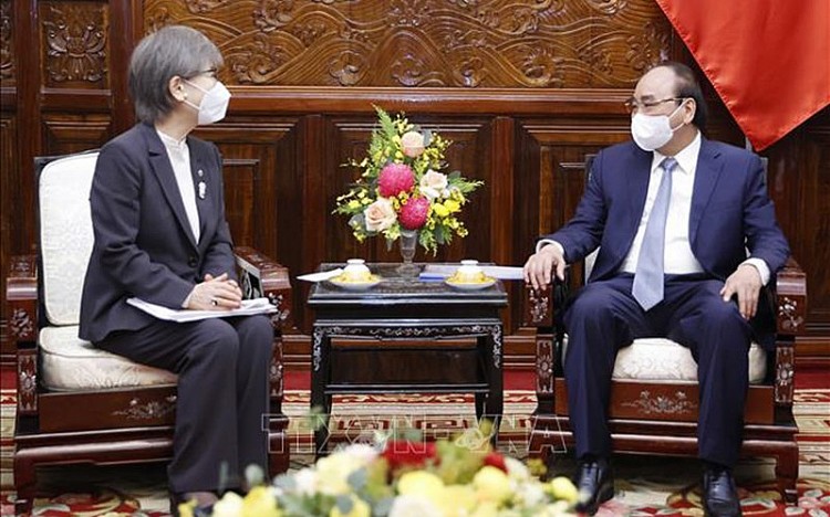 Chủ tịch nước Nguyễn Xuân Phúc tiếp Chủ tịch Công ty TNHH Giáo dục Y Khoa Nhật Bản Kusumi Mari. (Ảnh: TTXVN) Chủ tịch nước Nguyễn Xuân Phúc tiếp Chủ tịch Công ty TNHH Giáo dục Y Khoa Nhật Bản Kusumi Mari. (Ảnh: TTXVN)