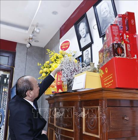 Chủ tịch nước Nguyễn Xuân Phúc thăm hỏi, chúc mừng năm mới gia đình các cố Chủ tịch nước Chú thích ảnh