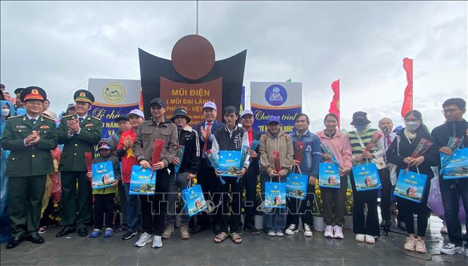 Linh thiêng Lễ chào cờ đầu năm tại cực Đông trên đất liền của Tổ quốc Chú thích ảnh