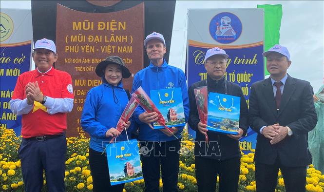 Linh thiêng Lễ chào cờ đầu năm tại cực Đông trên đất liền của Tổ quốc Chú thích ảnh