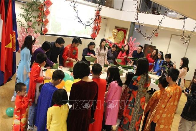 Gói bánh chưng gợi hương vị Tết ở Hà Lan Chú thích ảnh