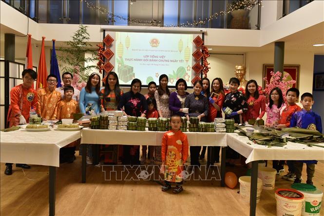 Gói bánh chưng gợi hương vị Tết ở Hà Lan Chú thích ảnh