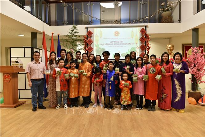 Gói bánh chưng gợi hương vị Tết ở Hà Lan Chú thích ảnh