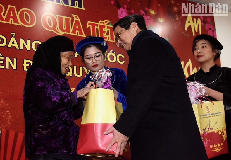 Quan tâm, chăm lo Tết cho lực lượng vũ trang, nhân dân tỉnh Cao Bằng Quan tâm, chăm lo Tết cho lực lượng vũ trang, nhân dân tỉnh Cao Bằng ảnh 1