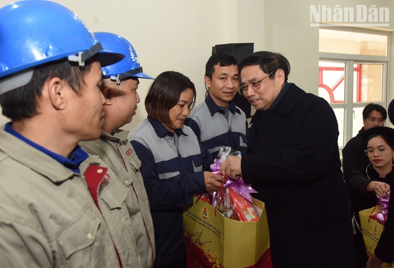 Quan tâm, chăm lo Tết cho lực lượng vũ trang, nhân dân tỉnh Cao Bằng Quan tâm, chăm lo Tết cho lực lượng vũ trang, nhân dân tỉnh Cao Bằng ảnh 2