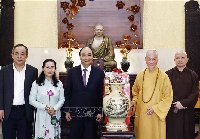 Chủ tịch nước thăm, chúc Tết Pháp chủ Giáo hội Phật giáo Việt Nam Chú thích ảnh