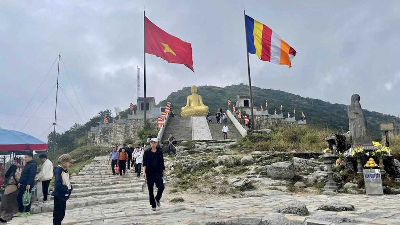 Hàng chục nghìn du khách hành hương về khu di tích - danh thắng Yên Tử Hàng chục nghìn du khách hành hương về khu di tích - danh thắng Yên Tử ảnh 1