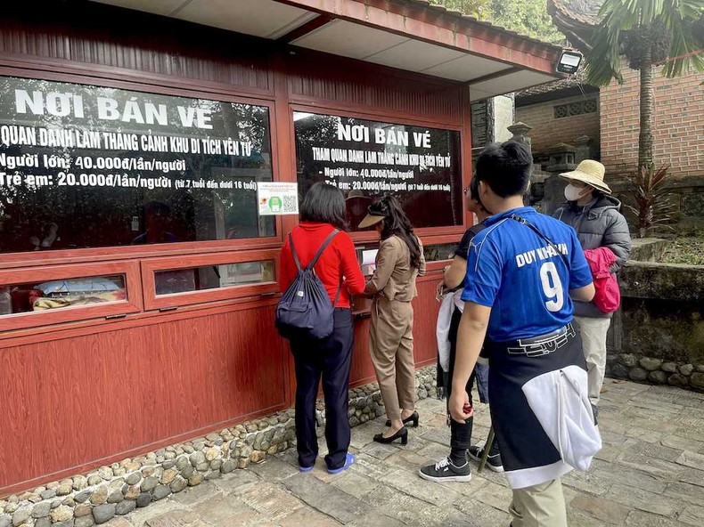 Hàng chục nghìn du khách hành hương về khu di tích - danh thắng Yên Tử Hàng chục nghìn du khách hành hương về khu di tích - danh thắng Yên Tử ảnh 3