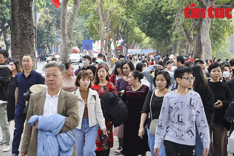 Hà Nội: Các điểm vui chơi đông đúc người đi du Xuân Chú thích ảnh