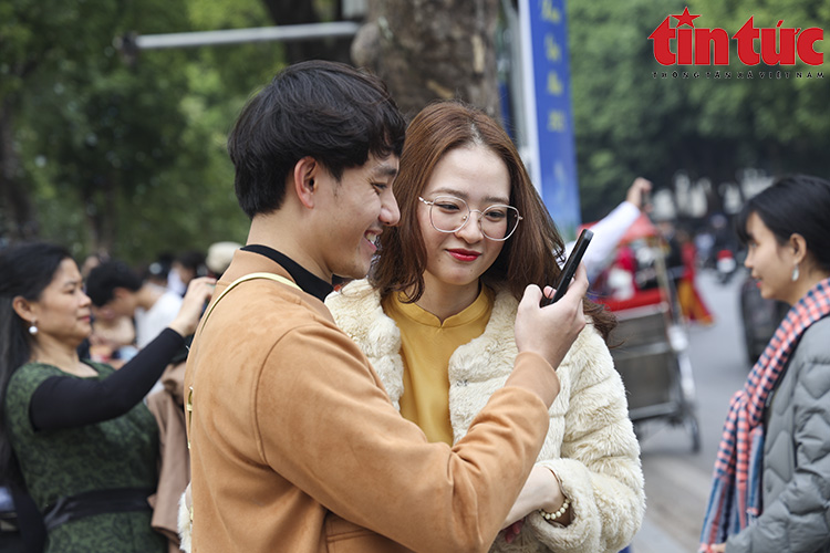 Hà Nội: Các điểm vui chơi đông đúc người đi du Xuân Chú thích ảnh