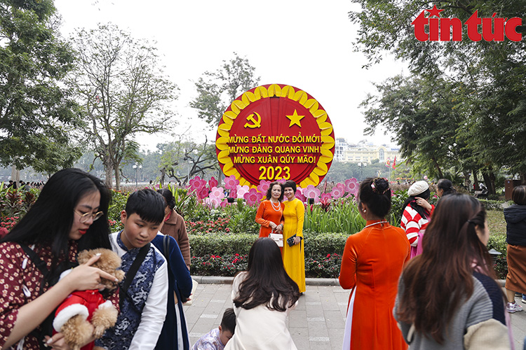 Hà Nội: Các điểm vui chơi đông đúc người đi du Xuân Chú thích ảnh