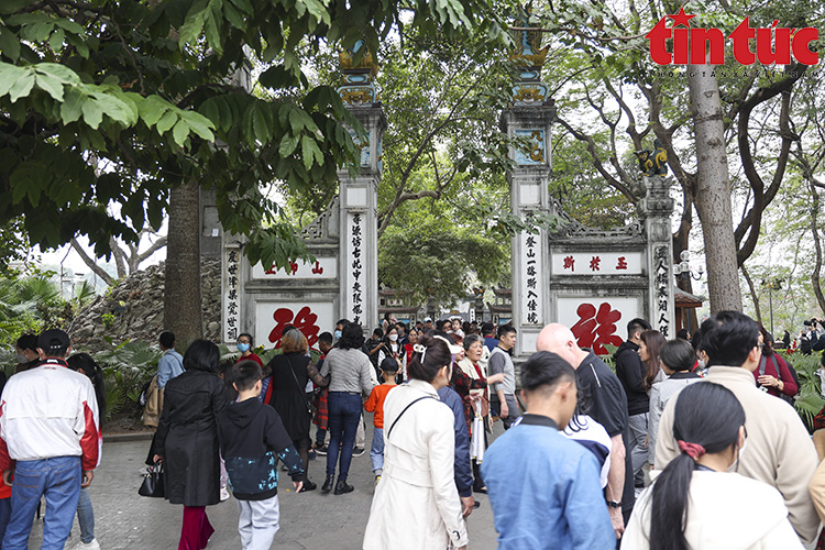 Hà Nội: Các điểm vui chơi đông đúc người đi du Xuân Chú thích ảnh