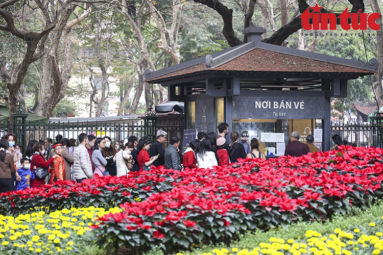 Hà Nội: Các điểm vui chơi đông đúc người đi du Xuân Chú thích ảnh