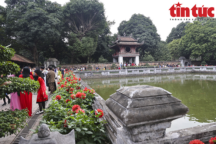 Hà Nội: Các điểm vui chơi đông đúc người đi du Xuân Chú thích ảnh