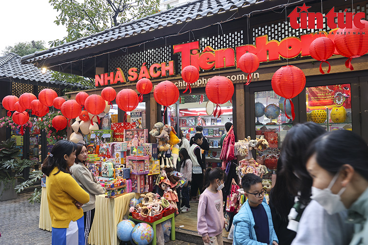 Hà Nội: Các điểm vui chơi đông đúc người đi du Xuân Chú thích ảnh