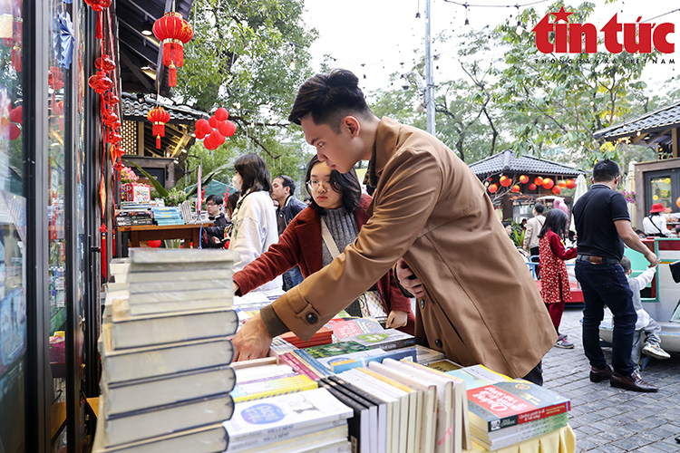 Hà Nội: Các điểm vui chơi đông đúc người đi du Xuân Chú thích ảnh