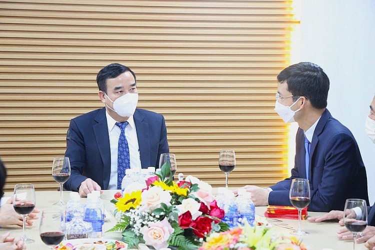 Ông Lê Trung Chinh trao đổi với lãnh đạo AHT về việc khôi phục lại tất cả các chuyến bay trong tháng 3 tới. Ảnh: TẤN VIỆT