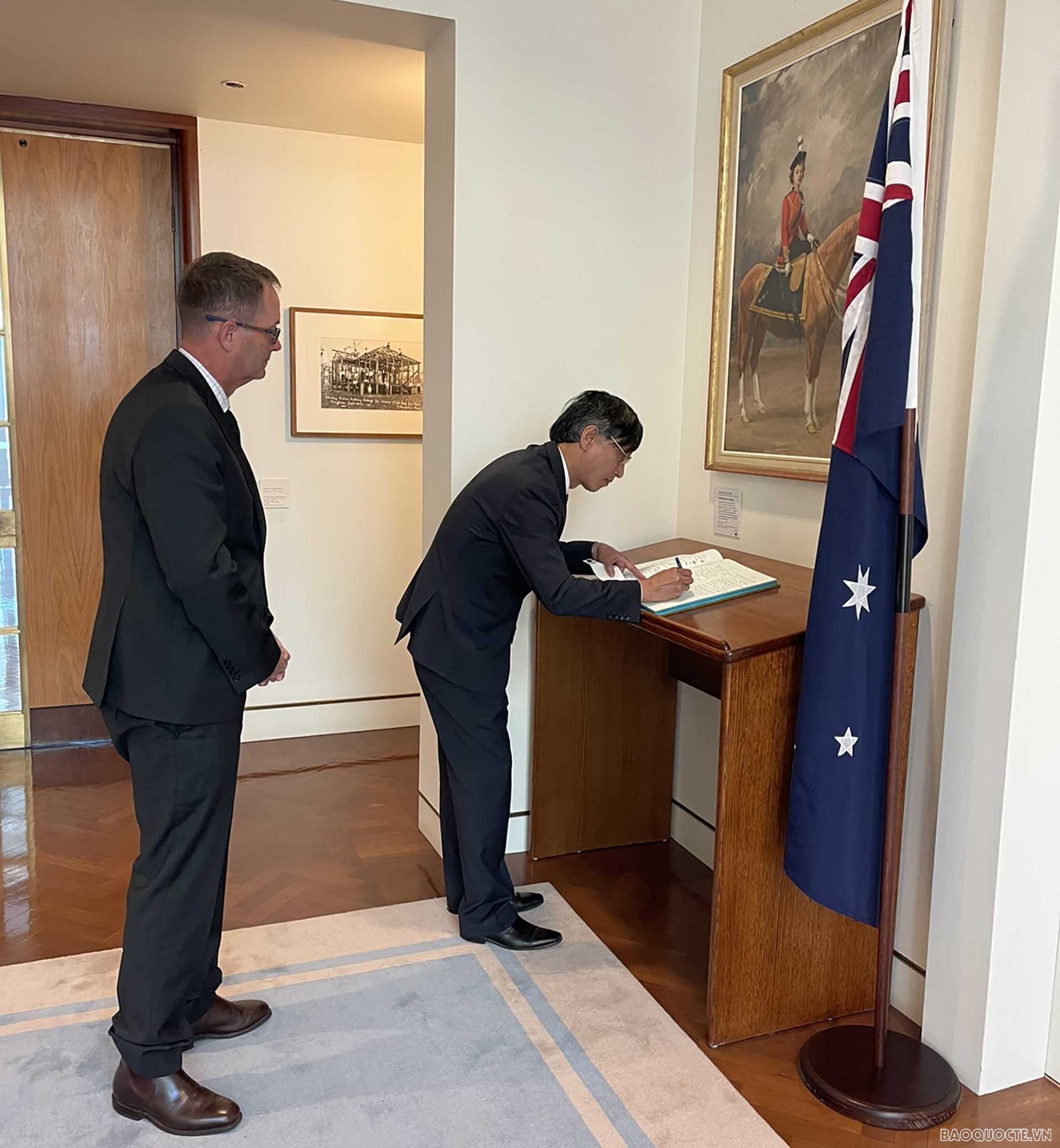 Đại sứ Việt Nam tại Australia Nguyễn Tất Thành viết sổ lưu niệm. Đại sứ Việt Nam tại Australia Nguyễn Tất Thành viết sổ lưu niệm.