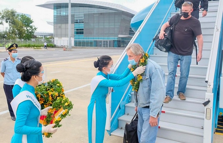 Những du khách quốc tế đầu tiên trở lại Việt Nam hồi tháng 11/2021. Những du khách quốc tế đầu tiên trở lại Việt Nam hồi tháng 11/2021.