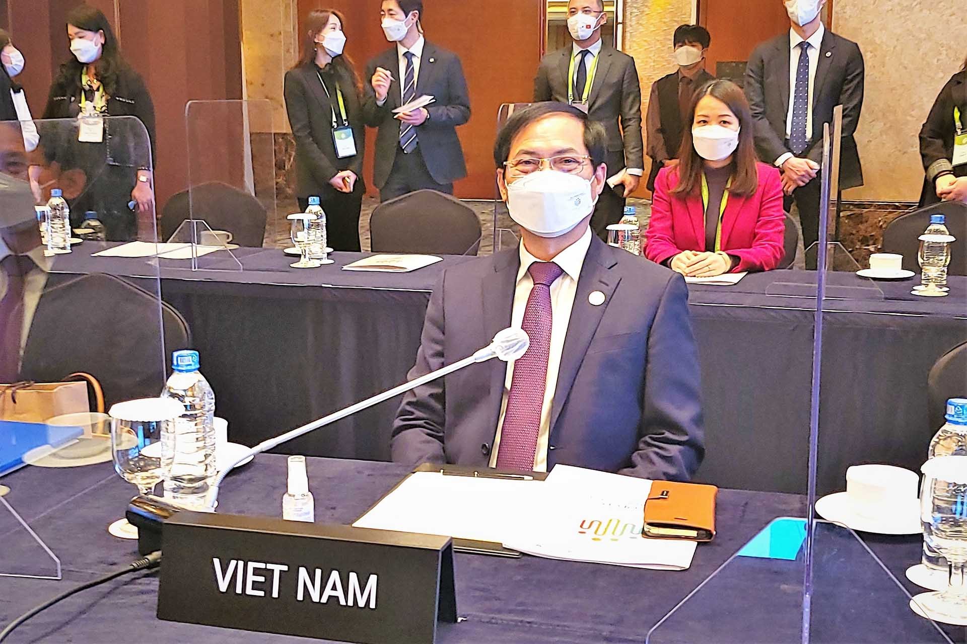 Bộ trưởng Ngoại giao Bùi Thanh Sơn tham dự Hội nghị Bộ trưởng lần thứ hai Chương trình Đông Nam Á của OECD. (Nguồn: TTXVN) Bộ trưởng Ngoại giao Bùi Thanh Sơn tham dự Hội nghị Bộ trưởng lần thứ hai Chương trình Đông Nam Á của OECD. (Nguồn: TTXVN)